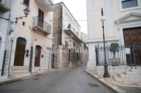 PUGLIA - ANDRIA - VIA ALTOMARE Nelle immediate vicinanze del Santuario Madonna dell'Altomare di Andria, Coldwell banker Gruppo Bodini propone in vendita appartamento angolare al primo piano in edificio storico. L'abitazione è composta da corridoio/di...