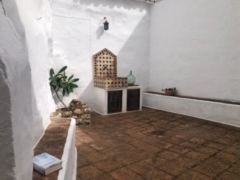 Dit charmante huis is gelegen in een oud dorp, rijk aan geschiedenis, gelegen in de noordoostelijke regio van Malaga, in een wijk van Cuevas de San Marcos. Op slechts 80 km van Malaga, 90 km van Córdoba, 100 km van Granada en 38 km van Antequera, is ...