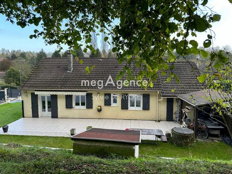 Belle maison des années 1980, comportant 6 pièces dont 4 chambres, sur son terrain clos d'environs 2500m2, en partie plat et une partie pentue et boisée aménageable en terrasses pour jardin ou terrain de pétanque. Elle comporte au rez-de-chaussée, un...