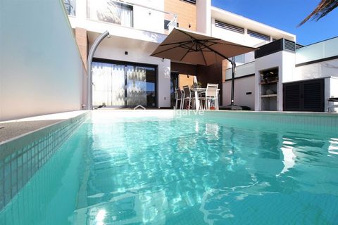 Semi-new 3 bedroom townhouse consisting of basement, ground floor and 1st floor, with garage and private pool, located in the residential area of Ferreiras. Comprising on the ground floor by: Entrance hall, a service bathroom, large and very bright l...