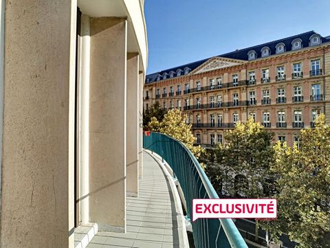 Dans l'immeuble semi récent pensé par Fernand Pouillon, le Building Canebière, au 3eme étage, appartement vendu libre et précédemment loué en colocation 1.100 eurox CC. Il s'organise comme suit : entrée et dégagement, séjour et cuisiné US équipée, do...