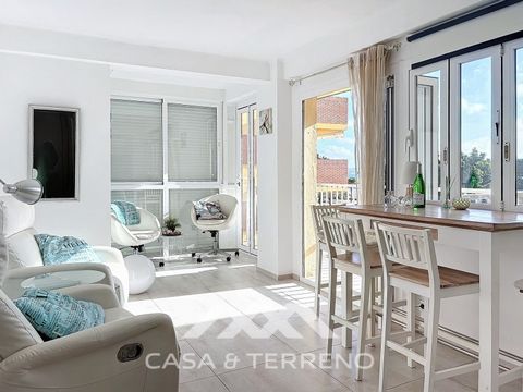 Appartement moderne en bord de mer avec vue imprenable sur la mer, au cur de Torre del Mar Cet appartement spacieux et élégant de 80 m² bénéficie d'un emplacement idéal, en première ligne de plage, offrant une vue spectaculaire sur la mer. Avec 2 cha...