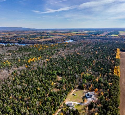 Pequeña finca forestal en un entorno agrícola de 2.142.207 pies cuadrados (19,9 hectáreas) bordeada directamente por el río Jacques-Cartier con playa privada. Ideal para los amantes de la naturaleza que buscan un verdadero pedazo de paraíso. Un lugar...