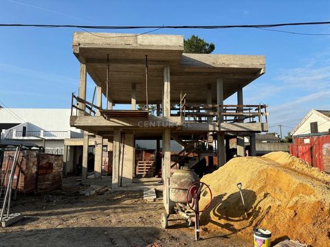 A caminho da praia da Fonte da Telha, na glamorosa Aroeira, irá encontrar a sua nova casa nesta confortável moradia T3 com acabamentos sofisticados, intemporais. Esta propriedade oferece um estilo de vida e conforto inigualáveis, em que cada detalhe ...