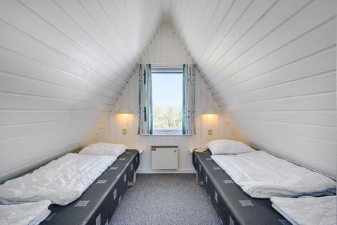 Verblijf in dit fantastische vakantiehuis in Lalandia in Rødby direct aan de Oostzee! Na een heerlijke dag spetteren in het Lalandia Aquadome en alle avonturen in de arcades, is het heerlijk om terug te keren naar je eigen vakantiehuis en wat tijd me...