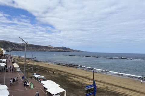 Cette maison de vacances spacieuse et confortable est parfaitement située sur la première ligne de la plage de Las Canteras à Las Palmas de Gran Canaria, offrant une vue imprenable sur la mer, la plage, les montagnes et de superbes couchers de soleil...