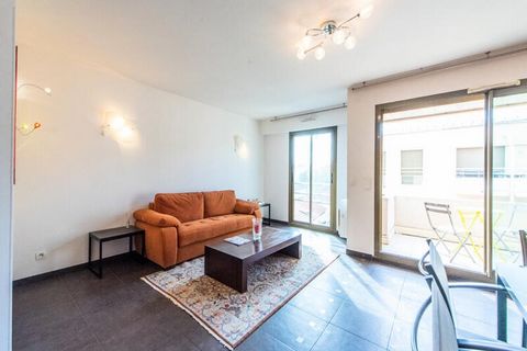 Le VAuban is an apartment located in a modern building on the Antibes Marina. The apartment offers an entrance, a living-dining room with a sofa bed for 2 people, a separate fully equipped kitchen, a double bedroom, a second bedroom with two single b...