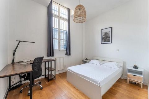 Stay in this charming ground floor apartment with private outdoor parking space, ideal for 4 people, located in the heart of Bordeaux, a few steps from the lively quays. This property is offered to you by , specialist in tailor-made stays in the hear...