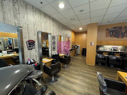 Sur la commune de Breteuil, salon de coiffure emplacement exeptionnel en galerie Marchande vous offrant : - Salle de coiffure tout équipée - Bureau - coin buanderie - WC Aucun travaux à prévoir