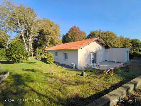 Idéal investisseur ou tout simplement alléger votre investissement, venez découvrir en exclusivité sur la commune de Montfort en Chalosse, maison de 110 m2 de 2007 divisé en deux appartements entièrement rénovée sur une parcelle de 1400 m2 arboré. Le...