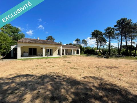 The house of about 200 sqm has an entrance with closet and toilet, a living room with a kitchen and scullery, a mezzanine, 3 bedrooms each with their own shower room, a master bedroom with dressing and shower room, a laundry room . All on a flat plot...