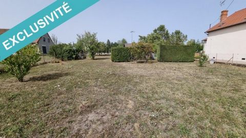 Terrain à bâtir 822 m² dans le centre de Saint Pourçain sur sioule Proche des commerces,écoles et commodités Terrain plat et cloturé Façade 21 m Eau sur le terrain Tout à l'égoût en bordure de terrain Prix : 36 500 € Pour de plus amples renseignement...