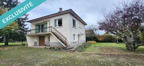 Exclusivité Safti. Au calme, maison d'environ 83 m² habitables sur sous-sol complet édifiée sur une parcelle de 1232 m². Cette villa propose une cuisine équipée indépendante, un salon-séjour, trois chambres, une salle de bains, un rangement, un wc. L...