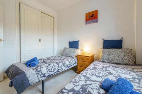 Het appartement ligt op een goede locatie in Riviera del Sol - het hart van de Costa del Sol. Het heeft alles wat u nodig heeft voor een aangename vakantie. Het appartement heeft een woon-eetkamer, een volledig uitgeruste keuken met magnetron, koffie...