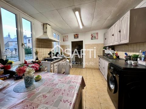 Au cœur de la ville de Issoudun, à proximité des écoles et commerces, maison comprenant au rez-de-chaussée un T2 avec cour. Cuisine, salle de douche/wc et buanderie. Le 1er étage offre un autre logement avec une cuisine aménagée, une arrière cuisine ...