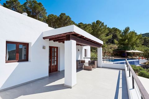 Beautiful traditional style villa with tourist license located a few minutes from Es Cubells. Magnificent rustic Ibiza-style villa surrounded by stone walls located on a magnificent wooded plot of 2 hectares, just a few minutes from the villages of E...