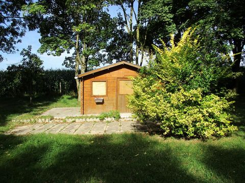 Superbe terrain au calme bordé de champs et un sous bois de l autre coté de la route . Un chalet de petite taille sur une dalle béton , eau en place . Idéal pour passer de bons moments. Sorti du PLU il y a 2 ans . Pour visiter et vous accompagner dan...