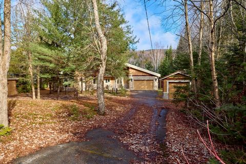 Nur 10 Minuten von Saint-Donat entfernt, ist dieses gemütliche Ferienhaus mit 6 Schlafzimmern der perfekte Ort, um Familie und Freunde zu treffen. Mit seinem Wohnzimmer mit Kathedralendecke, dem einladenden Kamin und der freundlichen offenen Küche bi...