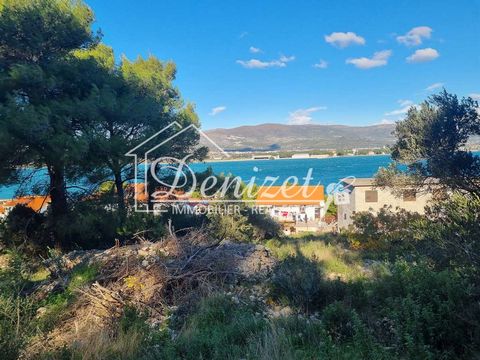 A building plot of 485 m2 not far from the town of Trogir is for sale. The land is in an excellent location, only 100 m away from the sea and with a beautiful sea view. It has a regular shape, ideal for the construction of a family villa or residenti...