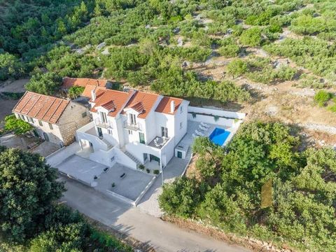 Te koop is een prachtig huis met een zwembad en een betoverend uitzicht op de zee, gelegen op een van de mooiste plekken aan de Makarska Rivièra! Deze twee-onder-een-kapwoning biedt het rechterdeel, dat 170 m2 woonoppervlak omvat, verdeeld over de be...