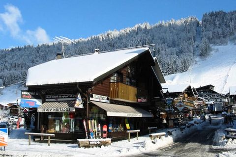 Dieses charmante, 70 mÂ² groÃŸe Apartment liegt ideal im Herzen von Morzine, direkt gegenÃ¼ber dem TourismusbÃ¼ro und nicht weit vom ESF, den Skipisten und den Ã¶rtlichen GeschÃ¤ften entfernt. Das Apartment bietet Platz fÃ¼r bis zu 8 Personen und bie...