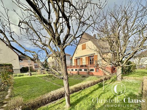 HAUS LINGOLSHEIM - 4 SCHLAFZIMMER - GARTEN - RUHIG Dieses 6-Zimmer-Haus liegt im Herzen einer ruhigen Wohngegend von Lingolsheim und bietet eine Fläche von 144m2 auf einem Grundstück von 617m2. Es besteht im Erdgeschoss aus: - ein geräumiges Wohnzimm...