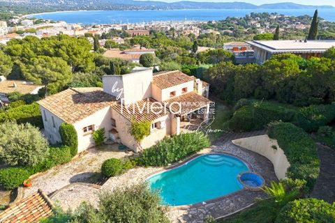 Sur un terrain de 1631m2 avec VUE MER et piscine, villa sur 2 niveaux avec au rez-de-chaussée, entrée, salon avec cheminée, salle à manger traversante donnant sur terrasse couverte , cuisine séparée et équipée, 2 chambres avec placards donnant sur te...