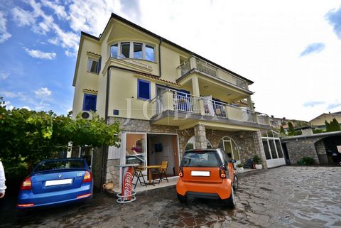 Location: Primorsko-goranska županija, Malinska-Dubašnica, Malinska. Beautiful detached house with five apartments and business space on the ground floor located in a quiet location in Malinska. The house is high quality construction, built 2005 prop...