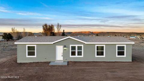 Brand new beautiful home on level 2.2 acre lot in one of Paulden's best neighborhoods! Features 4 bedrooms, 2 baths, stainless steel appliances, air conditioning, kitchen island and sliding glass door with large patio off rear to enjoy the views! Gre...