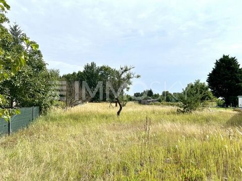 Bent u nog op zoek naar uw woonoase? Gelegen in een rustige en goed verbonden buurt, is het tijd om deze droom waar te maken! Het hier aangeboden perceel heeft een grootte van bijna 850 m2 en maakt deel uit van een perceel grond dat nog niet gesplits...