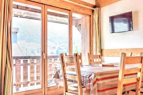 Dit charmante driekamerappartement is perfect gelegen in het hart van Morzine, op slechts een steenworp afstand van de Super Morzine-kabelbanen, waardoor het een ideale keuze is voor skiërs en snowboarders. Gelegen op de tweede verdieping van een kle...