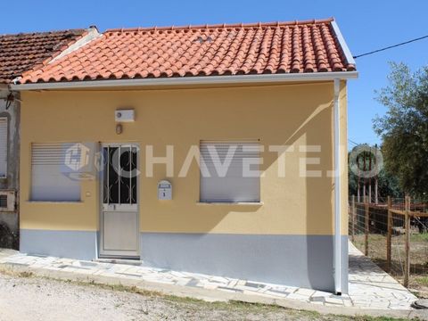 Gezellige gelijkvloerse villa bestaande uit een woonkamer met open haard, een slaapkamer met kledingkast, bergruimte, een functioneel ingedeelde badkamer (met douche aan de ene kant en servicetoilet aan de andere kant), een gerenoveerde en semi-uitge...