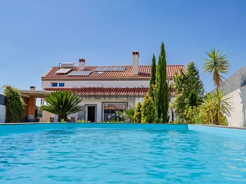 Ready to be yours, this 4 bedroom villa with swimming pool, garden and stunning views over the Serra da Arrábida is a haven of comfort and elegance at Quinta do Anjo in Palmela. The perfect choice for those looking for quality of life, comfort and a ...