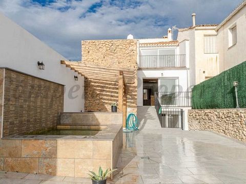 Esta encantadora casa de pueblo en el corazón de Alhama de Granada está enclavada en una cadena rocosa, te ofrece vistas inigualables a los desfiladeros de tierra rojiza y empedrada. Ubicada en el casco antiguo, disfrutarás de un acceso excepcional y...