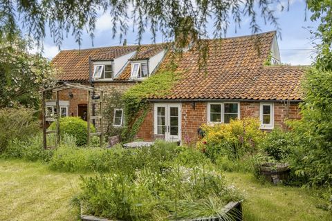 Het meest charmante, goed onderhouden stenen en bakstenen huisje met drie slaapkamers ligt op een rustige, afgelegen plek in het hart van het gewilde dorp Allington, omgeven door een heerlijke, zonnige tuin. Verrassend genoeg niet op de monumentenlij...