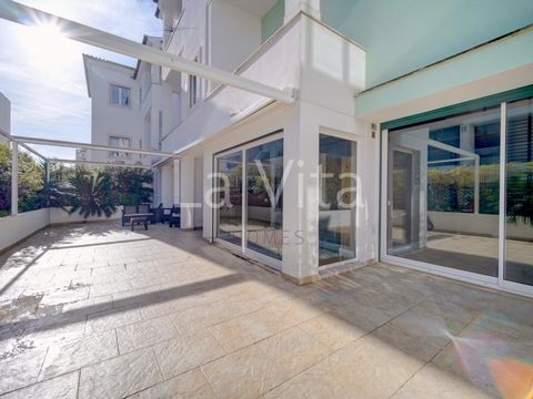 Wohnung T1+1 - Monte Estoril. Charme, Eleganz und Zentralität sind die Stärken dieser komplett renovierten Wohnung im Herzen von Monte Estoril, nur 100 Meter vom Jardim dos Passarinhos und 500 Meter vom Strand und Bahnhof entfernt. Die Wohnung wurde ...