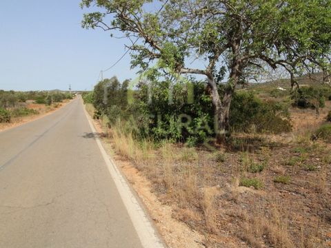 Rustic land with mountain views in Boavista, Olhão in the Algarve. This rustic property with a total land area of 1,560m2 is composed of arable culture. It is characterised by its totally flat soil. Enjoy spectacular views over the surrounding countr...