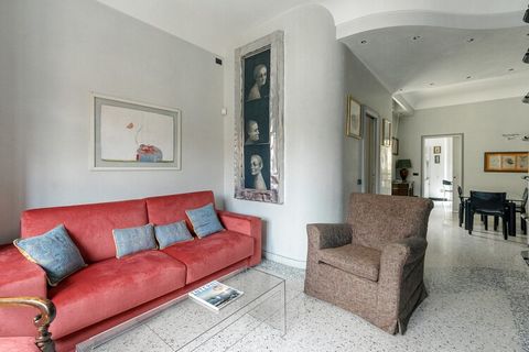 Elegante appartamento per 4 persone a pochi passi dal Duomo, con vista sulle guglie e sulla Madonnina. Questo splendido bilocale con camera da letto matrimoniale, salotto con divano letto doppio, balconcino, cucina separata e due bagni, si trova al t...