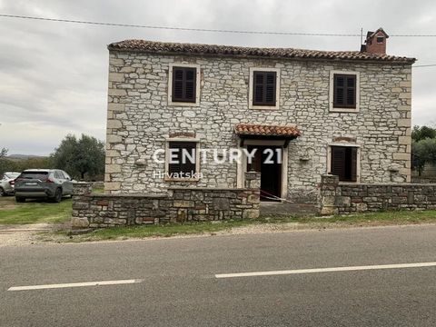 BRTONIGLA, SE VENDE CASA UNIFAMILIAR, DE PIEDRA CON PROPIEDAD Y AMPLIO PATIO Y VISTA A BUJE En el centro de una pequeña ciudad, a 7000 m de las playas y Umag y a 3000 m de Brtonigla, se encuentra esta hermosa finca. La propiedad consta de una casa un...