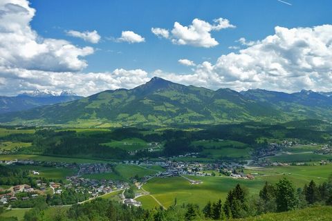 Auf 46 bis 55 m² bietet die Ferienwohnung mit 1 Schlafzimmer Platz für bis zu 5 bis 6 Personen. Die Ferienwohnung verfügt über 1 Schlafzimmer, 1 Badezimmer mit Dusche und einen Balkon oder eine Terrasse. Sie schlafen in 1 bequemen Doppelbett, 1 Stock...