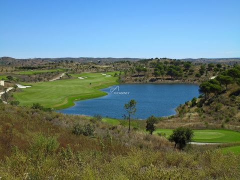 Situés dans des endroits très recherchés autour du parcours de golf Jack Nicklaus North, il y a plusieurs parcelles de villas uniques, allant d’environ 2000m2 à plus de 7000m2. Chaque emplacement a été soigneusement choisi pour offrir non seulement d...