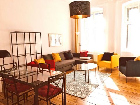 Die sonnige 3-Zimmer-Wohnung in einem Altbau im Herzen von Berlin-Kreuzberg ist vollständig eingerichtet. Wohn/Esszimmer, Wohnküche, Schlafzimmer (Bett 160x200cm), Arbeits/Gästezimmer mit 2 Einzelbetten und Schreibtisch. Perfekte Anbindung an öffentl...