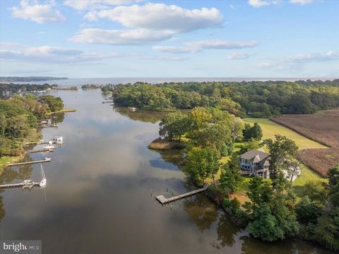 Bienvenido a 1576 Bay Head Road, un lujoso refugio frente al mar en una serena parcela de un acre ubicada a lo largo de las tranquilas orillas del río Little Magothy, que ofrece acceso directo a la bahía de Chesapeake. Construida en 2015, no se ha es...