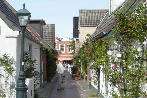 Het vakantiehuis FÖHR huus is onlangs gerenoveerd in maritieme landhuisstijl en maakt indruk door zijn centrale, rustige ligging vlakbij het strand met een grote tuin en een terras op het zuiden.