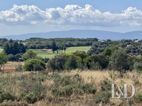 Proche de la ville historique de SIlves et en exclusivité chez Lloyd & Davis, venez découvrir cette propriété de 6,3 ha avec un grand potentiel. Vous entrez dans le domaine par une allée bordée d'arbres de différentes variétés et vous accédez ensuite...