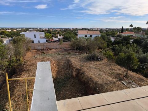 Proprietà composta da 2 ville, la casa principale composta al piano terra da 2 camere da letto con bagno privato, soggiorno e cucina in open space con orientamento sud con vista sulla piscina e sulla città di Almancil. Al 1 ° piano troviamo una grand...