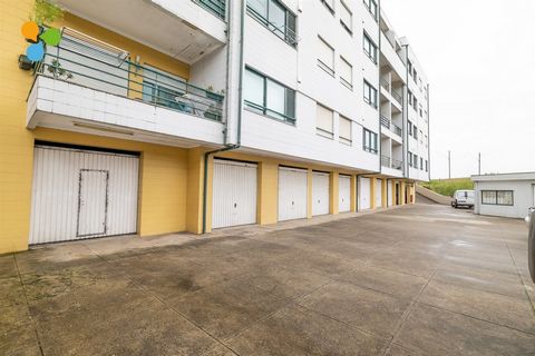 Appartement met 1 slaapkamer en garagebox, in Ermesinde. Wij presenteren u dit fantastische appartement met 1 slaapkamer in het hart van Ermesinde. Met een eigen bruto oppervlakte van 59 m², gelegen op de tussenverdieping, met afgesloten garage. Kenm...