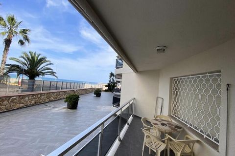 Apartment facing the sea on the ground floor. It has 2 bedrooms (each with 2 single beds), 1 bathroom with bathtub and an equipped kitchen. It also has a fan, a terrace with sea views and a common area with swimming pool. It also has WiFi and an unde...