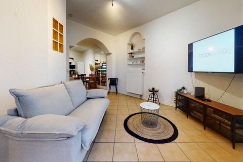 Superb 52m² apartment renovated in fall 2022, a few minutes walk from the city center and the train station (1 rue des Taillandiers), in a free parking area. This apartment offers you a bedroom with a bed with storage cabinet. As well as a large livi...