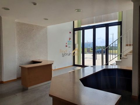 Store for Sale in Peniche Fully Renovated with Approved Project Unique opportunity to acquire a store in Peniche, located in a privileged location, ideal for commerce or services. Property completely renovated in 2007, with architectural project and ...